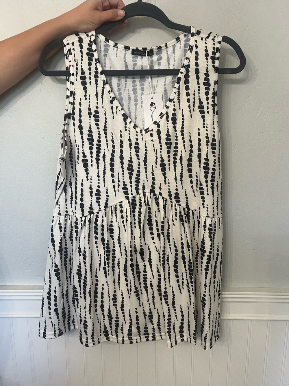 Amazon White and Black Patterned Sleeveless Tunic